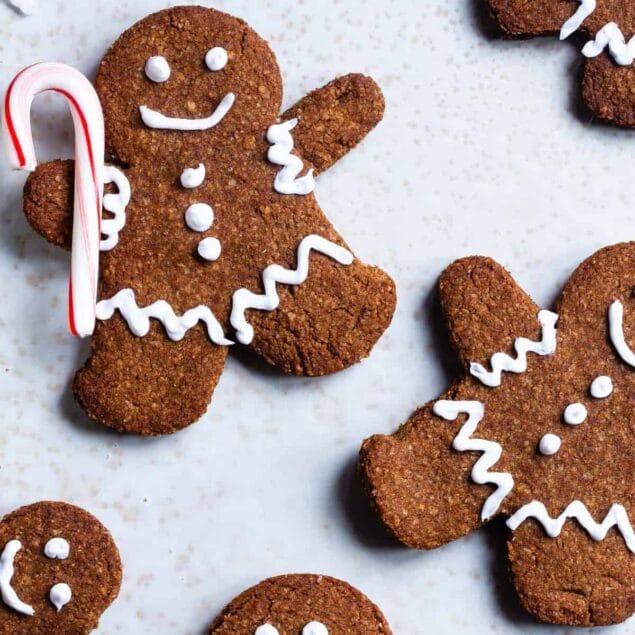 Gluten Free Paleo Healthy Gingerbread Cookies - These gingerbread cookies are perfectly spicy, sweet and crispy! An easy, delicious holiday cookie that no one will know are healthy and gluten/grain/dairy/refined sugar free! | #Foodfaithfitness | #Glutenfree #paleo #Gingerbread #healthy #dairyfree