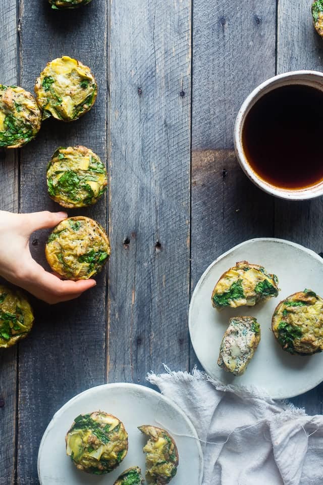 Whole30 Spinach and Artichoke Egg Muffins - These easy, 6 ingredient paleo spinach breakfast egg muffins are low carb, gluten free, and under 100 calories! Perfect for busy mornings! | Foodfaithfitness.com | @FoodFaithFit