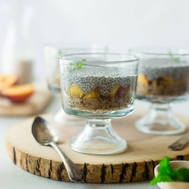 Vegan "Peaches n' Cream" Quinoa Chia Pudding - This peach breakfast quinoa is layered with creamy chia pudding for a healthy, portable breakfast that is gluten free and will keep you full until lunch! | Foodfaithfitness.com | @FoodFaithFit